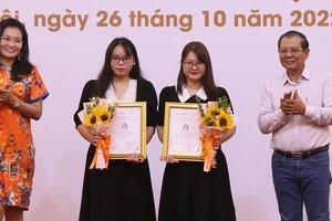 'Chuyện chưa kể đằng sau cánh cổng nhà máy' đạt giải nhất 'Những cống hiến thầm lặng'