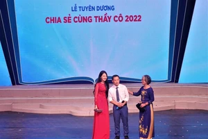 Thầy giáo 10 tuổi mới đi học lần đầu bật khóc khi tri ân thầy cô cũ