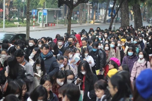 Bạn đọc Hà Nội ùn ùn chờ ký tặng sách của nhà văn Nguyễn Nhật Ánh