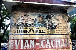 Quảng cáo vẽ tường bằng tiếng Pháp khoảng 100 tuổi bỗng dưng lộ diện