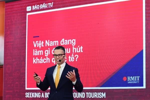 Bộ mặt nhân viên sân bay Việt rất 'nghiêm túc', cần bồi dưỡng để họ cười?