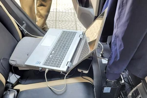 Chở thiết bị trên ô tô đến các khu dân cư phát tán tin nhắn rác 