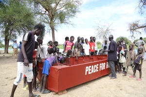 Đội Công binh Việt Nam sửa 2 thuyền sắt cho người dân Châu Phi