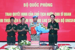 Trao quyết định cho sỹ quan làm nhiệm vụ gìn giữ hòa bình tại Abyei