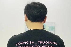 Mặc áo Hoàng Sa, Trường Sa có bản đồ Việt Nam đi xem BlackPink