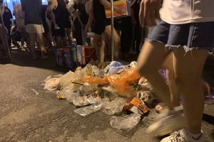 Ngập rác sau đêm diễn của Blackpink: Nỗi niềm người trong cuộc