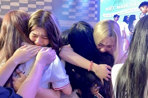 Kiều bào trẻ đọc thơ tiếng Việt, ôm nhau khóc khi sắp rời Việt Nam