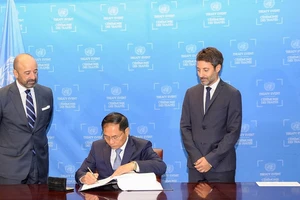 Bộ trưởng Ngoại giao Bùi Thanh Sơn ký Hiệp định về Biển cả