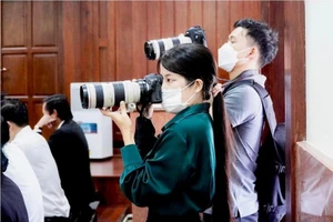 Phóng viên tác nghiệp tại một phiên tòa tại TAND TP.HCM. Ảnh: B.NN