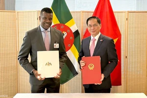 Việt Nam - Dominica ký Hiệp định miễn thị thực 