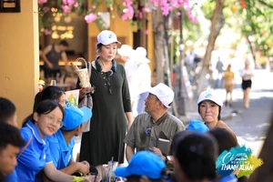Nhà báo Lại Văn Sâm đóng kịch cùng nghệ sĩ Hồng Vân trong 'Có hẹn cùng thanh xuân'