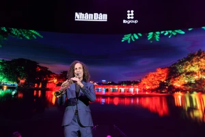 Màn giao lưu bằng tiếng Việt của Kenny G khiến khán giả thích thú