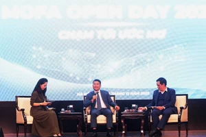 Thứ trưởng Ngoại giao ‘truyền lửa’ cho bạn trẻ về nghề ngoại giao