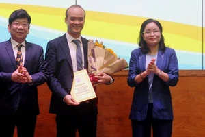 ‘Ăn mặc lố lăng, không hợp thuần phong mỹ tục là vi phạm Luật quảng cáo’