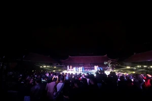 Sân Văn Miếu đông nghịt người khi trở thành sàn diễn thời trang tôn vinh áo dài 