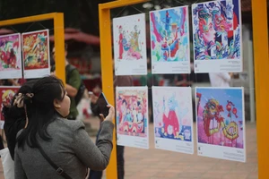 Người xem thích thú chiêm ngưỡng hình ảnh rồng qua góc nhìn của họa sĩ trẻ