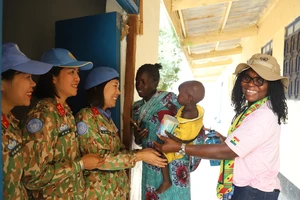 Đội Công binh Việt Nam tặng sữa non cho sản phụ ở Abyei nhân ngày 8-3