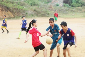 Hấp dẫn Giải bóng đá không cạnh tranh, có cả nam và nữ cùng thi đấu