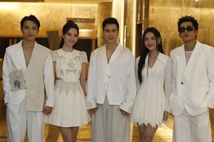 NSƯT Việt Anh mất gần 2 tháng học thổi kèn saxophone để vào phim Những nẻo đường gần xa