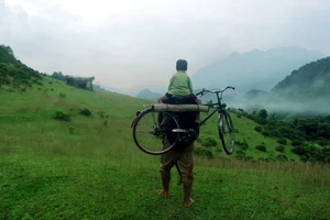 Lý do khiến 'Cha cõng con', phim sản xuất năm 2017 bất ngờ trở lại rạp