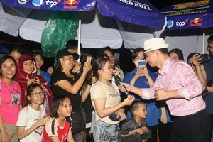 NSND Xuân Bắc cùng thanh niên công nhân lan tỏa năng lượng tích cực dưới trời mưa