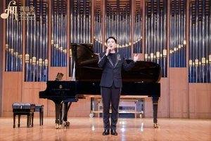 'Cô gái vót chông' giúp giọng ca phi giới tính giành chiến thắng tại Trung Quốc