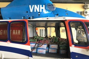 Máy bay của Công ty Trực thăng Miền Bắc vận chuyển hàng hóa cứu trợ