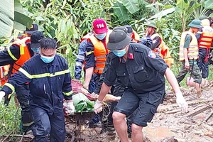 Tính đến 17 giờ ngày 12-9, đã có 330 người chết, mất tích do bão, lũ