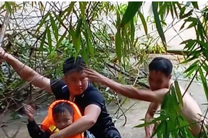 'Điểm tựa Việt Nam': Những câu chuyện về tình người trong bão lũ