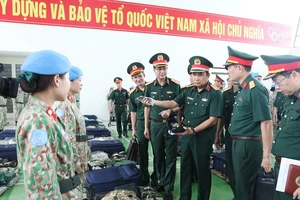 Thượng tướng Phùng Sĩ Tấn kiểm tra công tác chuẩn bị Lễ xuất quân Bệnh viện dã chiến