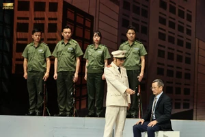 Tiền bán vé vở kịch 'Bản danh sách điệp viên II' sẽ ủng hộ đồng bào bị bão lũ