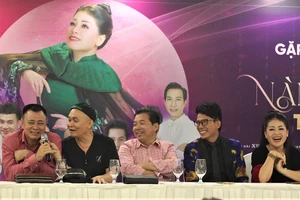 Ca sĩ Anh Thơ hóa cô đồng nát trong liveshow tri ân quê hương 