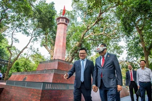 Hoà mình vào những phút giây lịch sử của thủ đô với kính thực tế ảo