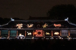 Đến Văn Miếu-Quốc Tử Giám xem phim 3D mapping 'Sử đá lưu danh'