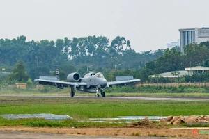 Máy bay quân sự với biệt danh 'lợn lòi' của Mỹ đến Việt Nam