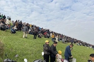 Hàng ngàn người dân dậy sớm đến xem khai mạc Triển lãm quốc phòng quốc tế Việt Nam