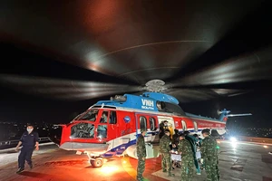 Trực thăng đưa 1 quân nhân từ đảo An Bang về đất liền điều trị