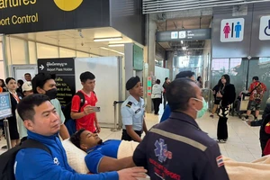 Đội tuyển Việt Nam xuất cảnh về nước, Xuân Son nằm trên băng ca ra sân bay
