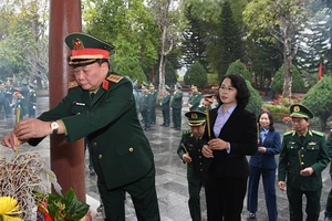 Dâng hương, tri ân các anh hùng liệt sĩ hy sinh cho sự nghiệp bảo vệ an ninh biên giới