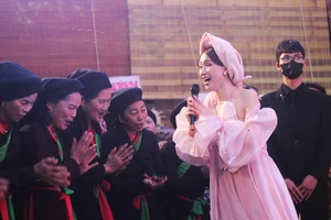 Ca sĩ Hòa Minzy mời 300 người trong thôn đóng MV, đãi 100 mâm cỗ ngày ra mắt