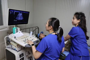 Nhân ngày 8- 3, y bác sĩ Việt Nam ở Châu Phi có hành động nhận được sự cảm kích 