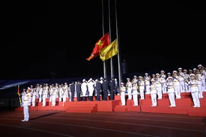 15.000 người lập kỷ lục Việt Nam chào cờ, hát Quốc ca đông nhất Việt Nam