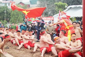 Người dân chen chân xem trai làng ở Hà Nội kéo co ngồi