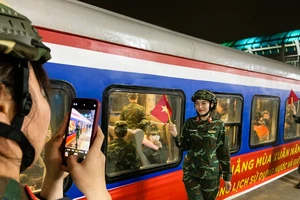 Hình ảnh khối diễu binh, diễu hành di chuyển vào miền Nam bằng tàu hỏa 