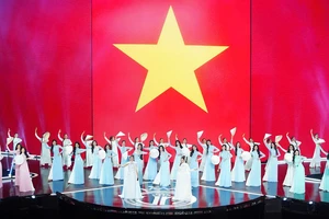 41 thí sinh đồng diễn áo dài tại đêm chung khảo Hoa hậu Việt Nam 2024