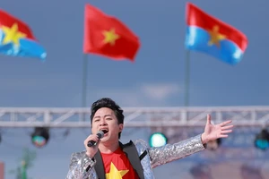 Ca sĩ Tùng Dương xúc động hát Quốc ca giữa rừng cờ đỏ sao vàng tại Nhật