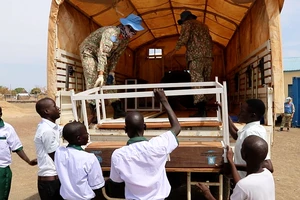 Bộ đội Việt Nam đóng bàn ghế tặng học sinh thị trấn Abyei