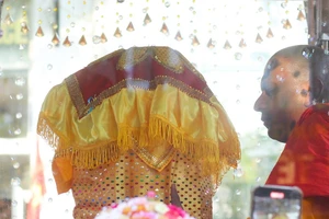 Phật tử cung rước xá lợi Đức Phật tại chùa Quán Sứ