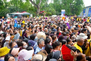 Chùa Quán Sứ mở cửa xuyên đêm để người dân chiêm bái xá lợi Phật