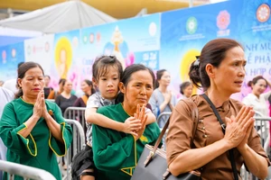 21 giờ tối nay dừng việc chiêm bái xá lợi Phật tại chùa Quán Sứ